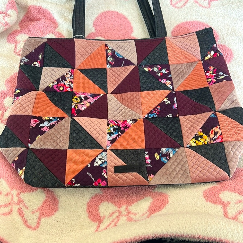 BEAUTIFUL QUILTED PATTERN VERA BRADLEY LARGE ZIPPERED TOTE